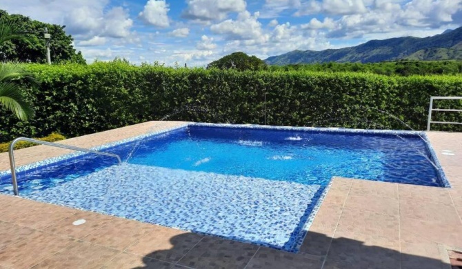 Casa Villa con piscina, en la naturaleza La Primavera.