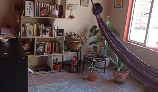 Habitación en cómodo apartamento ubicado en el centro de la ciudad