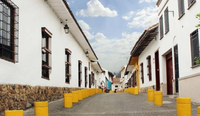 Casa colonial en pleno centro histórico de Cali- Se alquila la casa entera para 12 o 13 personas o por habitaciones