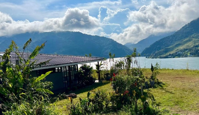 CABAÑA LAGO CALIMA, frente al lago