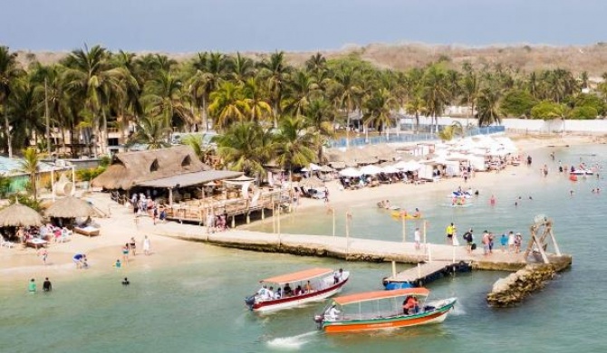 PB-C2 HABITACIÓN TIPO CABAÑA EN ISLA DE TIERRA BOMBA CON DESAYUNO AIRE ACONDICIONADO Y WIFI