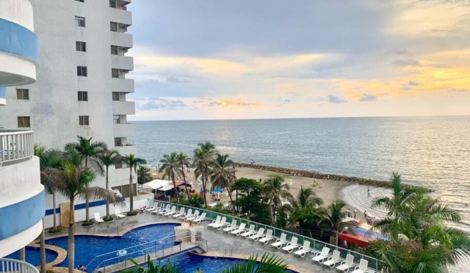 Apartamento con vista frente al mar y piscina