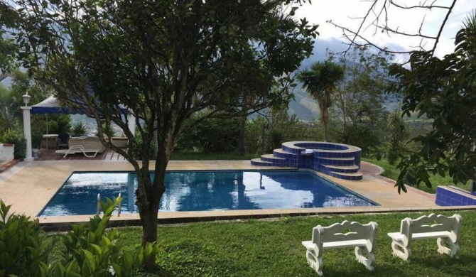 Hermosa villa con espectacular vista en Dagua.