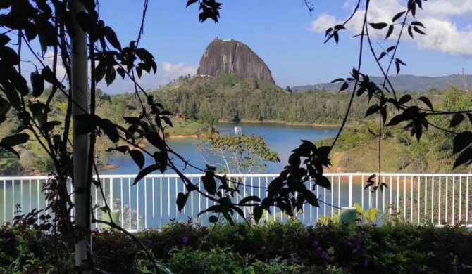 Casa de campo con vista a la piedra del peñol