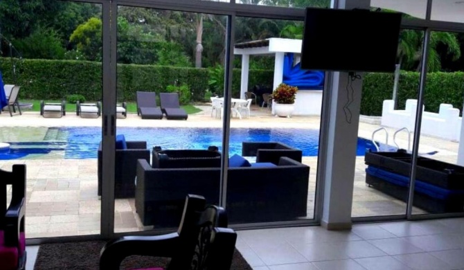 Casa con Piscina Privada el Peñon Girardot