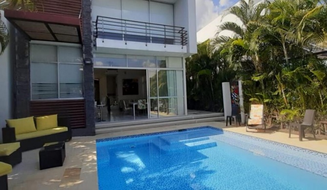 Casa Quinta Vacacional con Piscina Privada en Condominio Campestre Lagos del Peñón