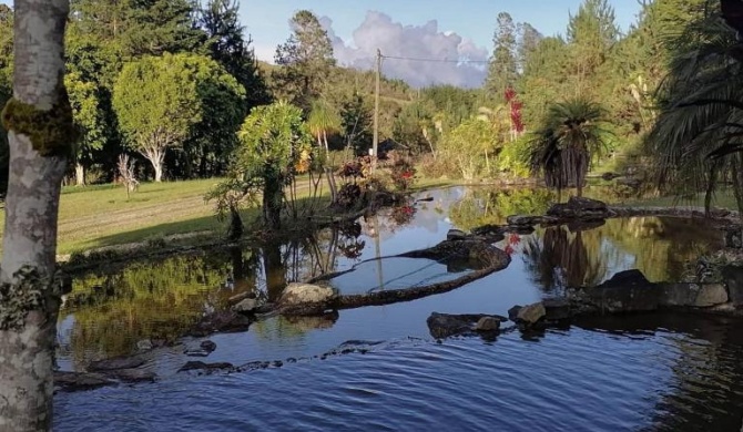 Casa de campo con lago, cascada y bosque