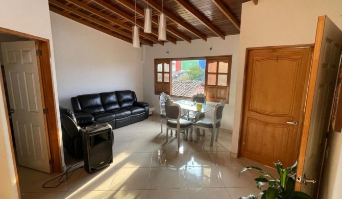 APARTAMENTO ESTILO PENTHOUSE, UBICADO EN EL PARQUE DE GUATAPE