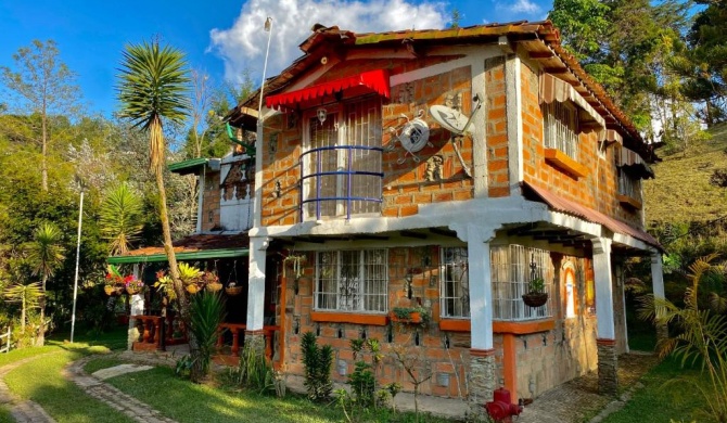 Casa en medio del campo de guatape