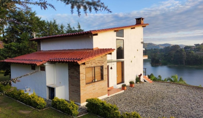 Hermosa Villa, con espectaculares vistas al lago !!