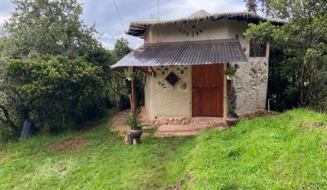 Encantadora casita de barro en el bosque !